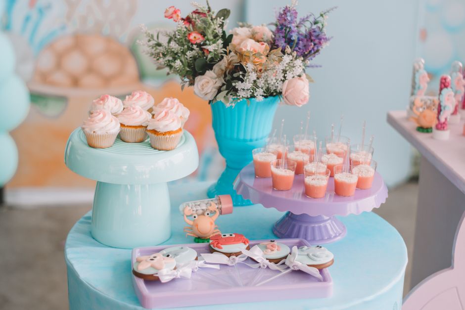 Mesa decorada de festa infantil com bolo e doces