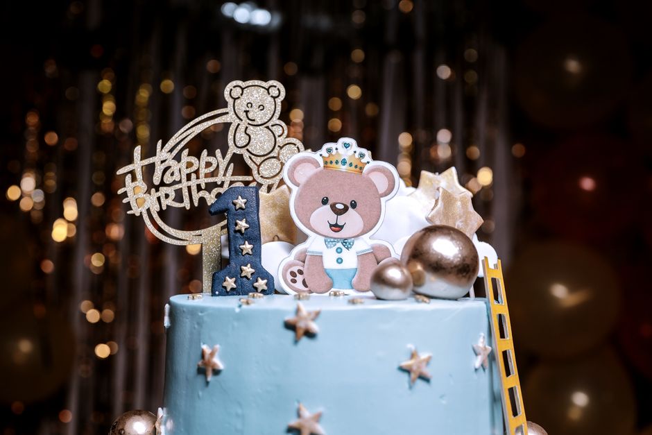 Bebê comemorando o primeiro aniversário com bolo