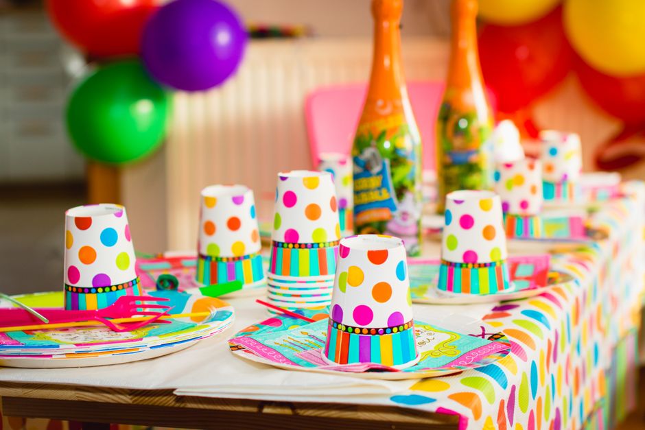 Decoração colorida de festa infantil com balões e enfeites