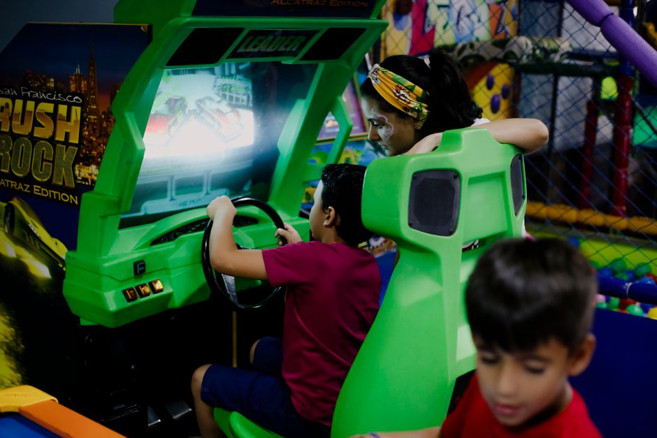 Espaço de festas infantil com brinquedos coloridos