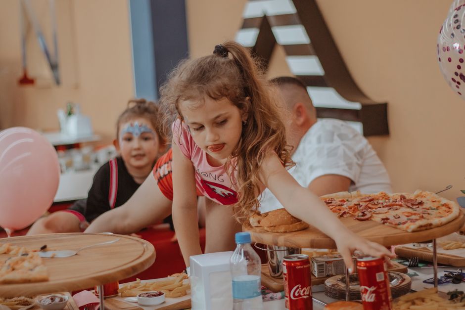 Crianças brincando em festa durante a tarde