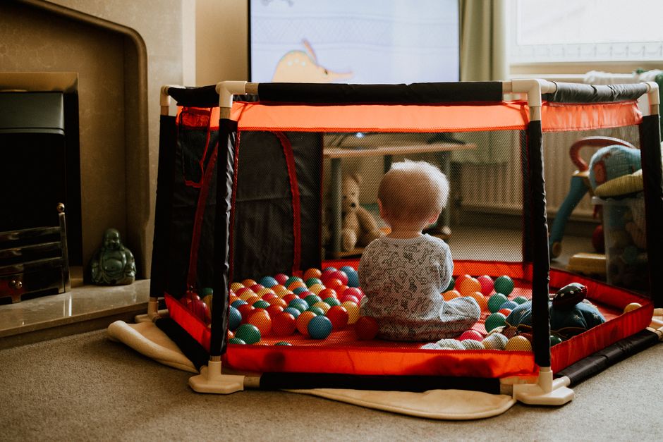 Área de brinquedos macios em espaço infantil