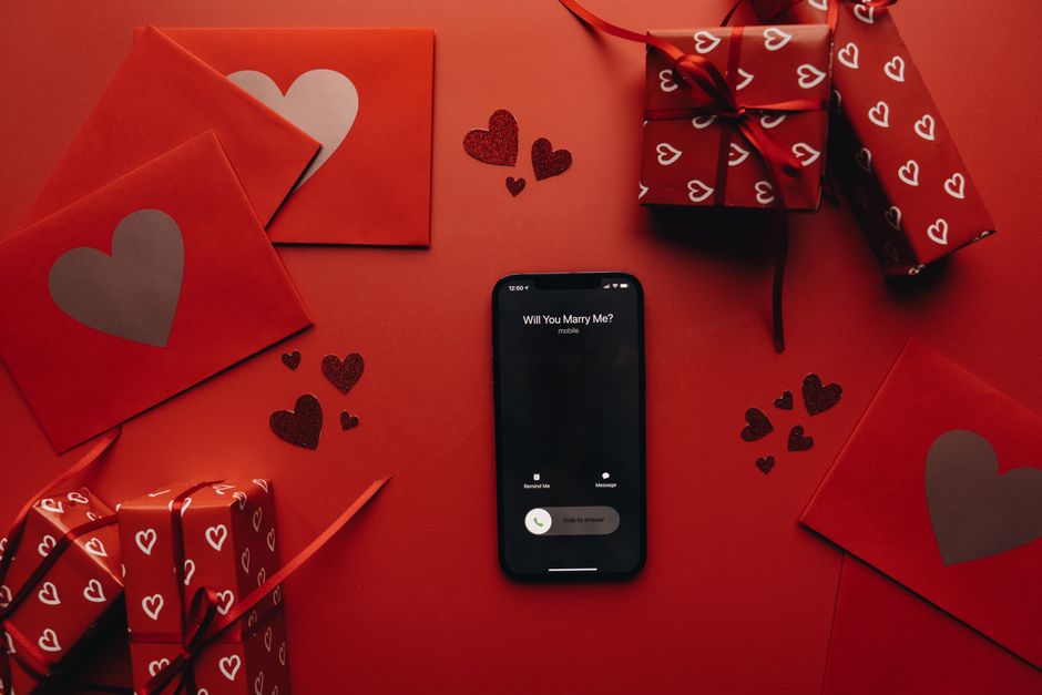 Mãe usando o celular para enviar convites de festa