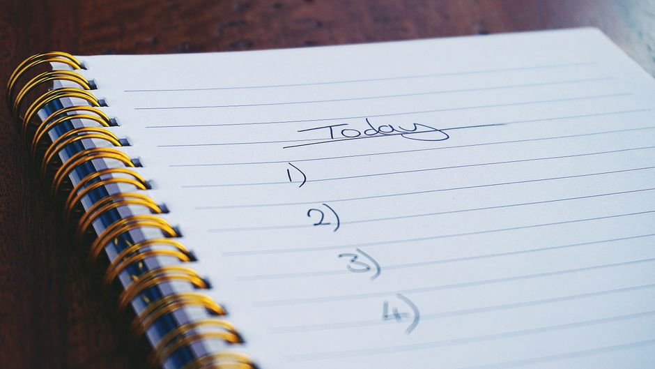 Caderno com lista de tarefas para organizar uma festa
